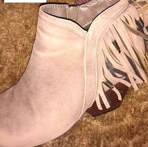 Short cut boots with heel
